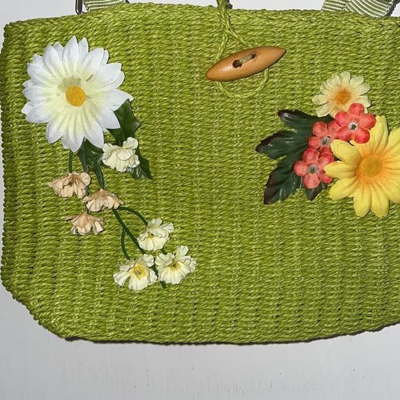 Retro look small green woven purse with flowers & bamboo handles - Picture 2 of 6